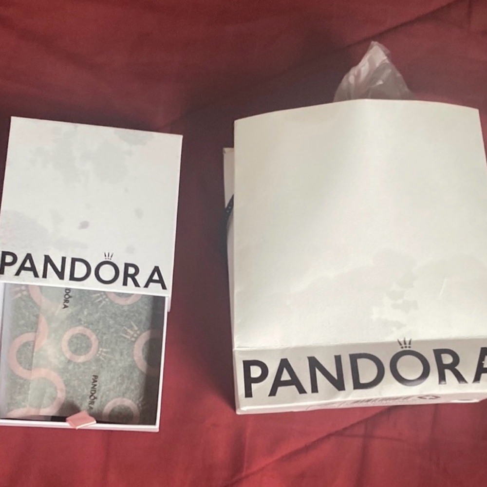 Pandora White and Black Gift Box Set